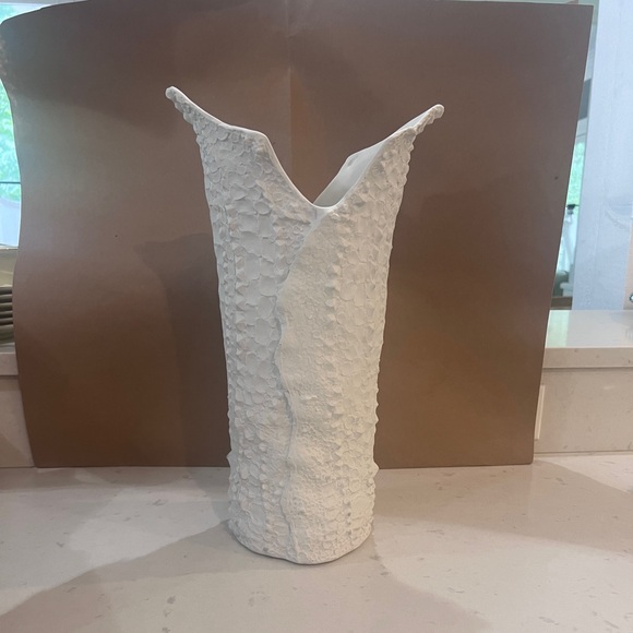 Global Views Other - Global Views Crocodile Vase Matte White Made in Portugal